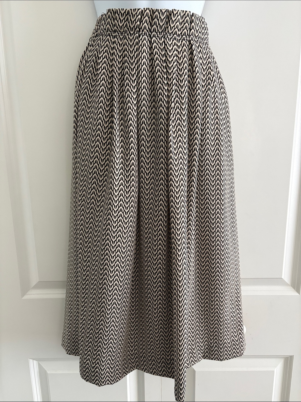 H&M Cream/taupe/black print Skirt Size 2
